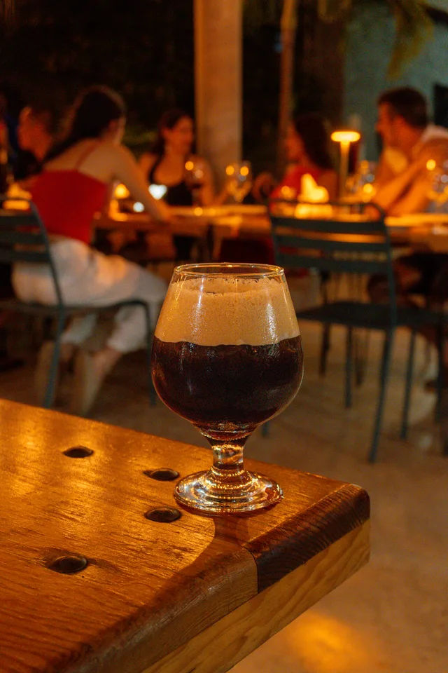 Una copa de cerveza en el ambiente de Criollo