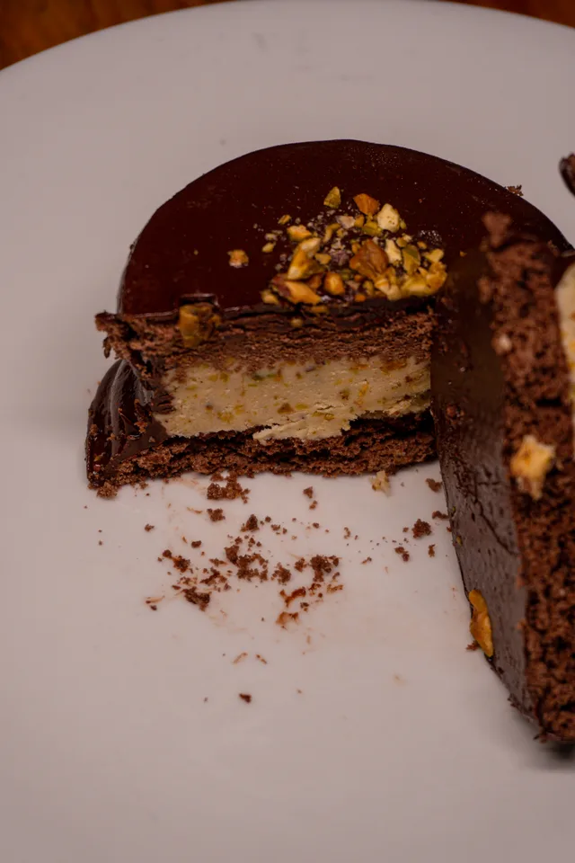 Postre de chocolate de Criollo Restó, servido en plato blanco